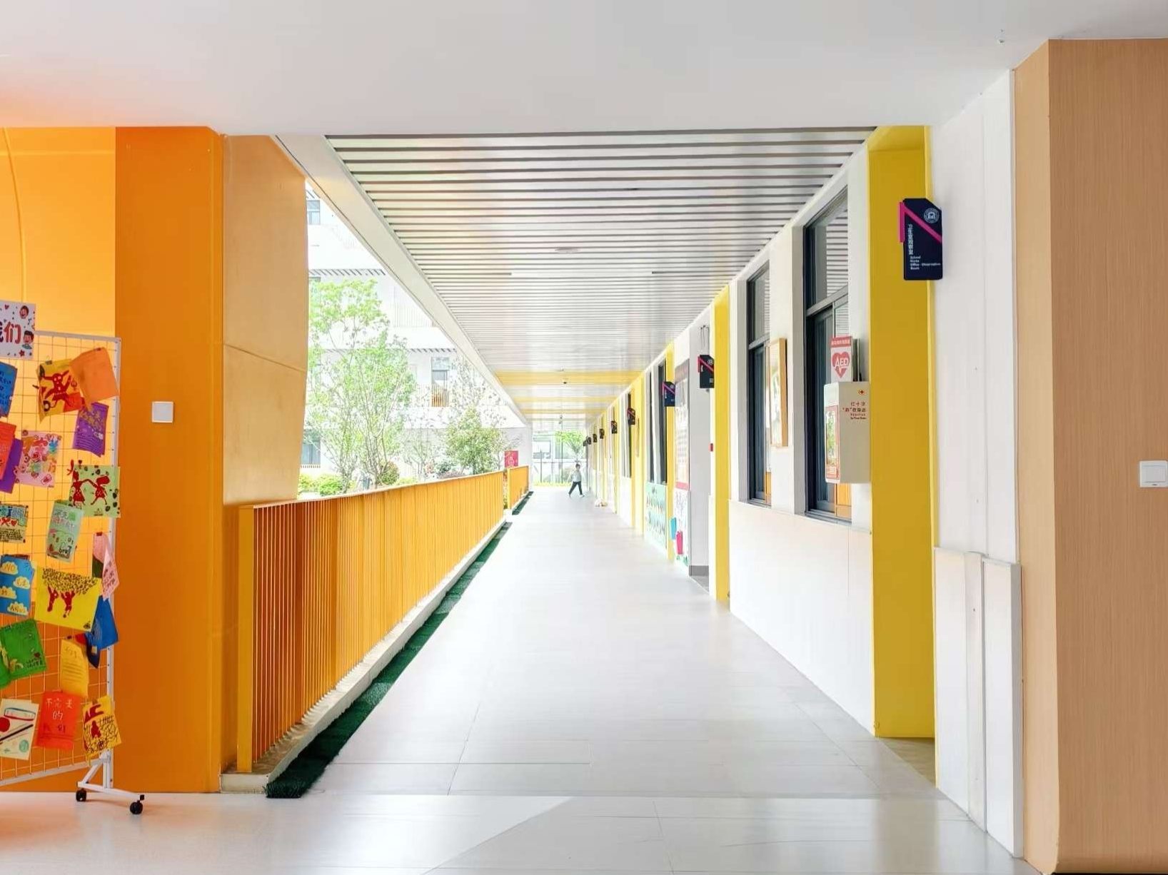 Manteniendo el campus limpio: Jiechi presta sus servicios a la escuela Songjiang Aiju.
