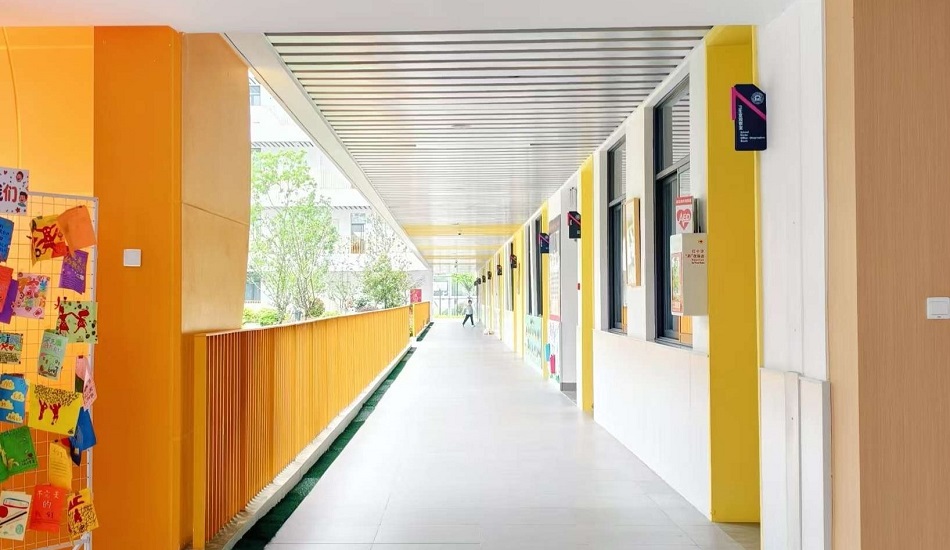 Manteniendo el campus limpio: Jiechi presta sus servicios a la escuela Songjiang Aiju.