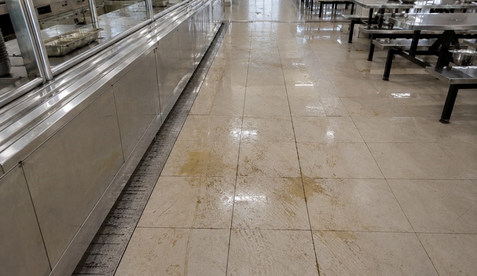 Guía de limpieza de pisos de cocinas comerciales 2026: Elija la fregadora de pisos adecuada para pasar las inspecciones sanitarias sin esfuerzo.